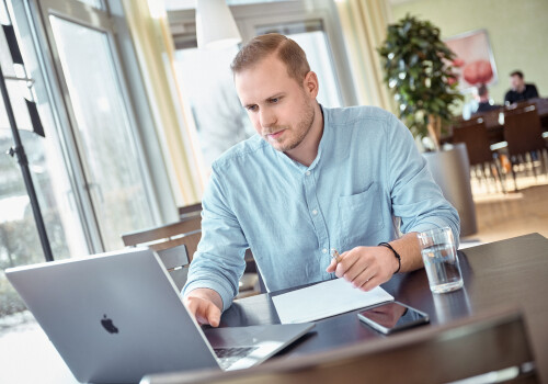 Student mit Laptop im Work-Café in der Hauptverwaltung in Brake.